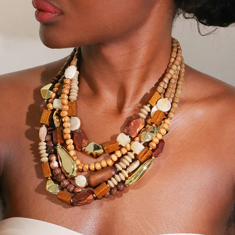 Helmikaulakoru ja ruskea puuriipus