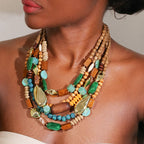 Helmikaulakoru ja vihreä puuriipus