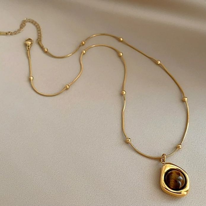 Suojaava tiikerinsilmäriipuskaulakoru B