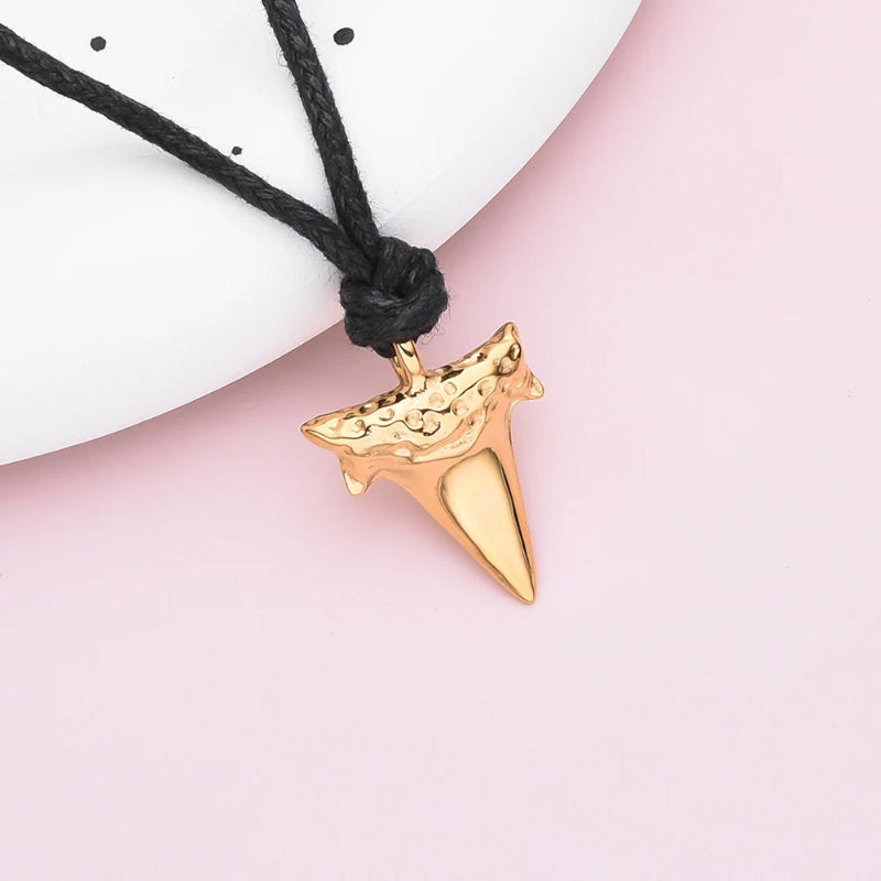 Miesten kultainen hainhammasriipus kaulakoru