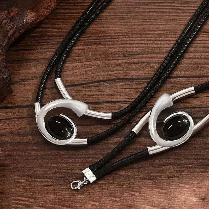 Hopeiset geometriset riipuskaulakoru ja rannekoru