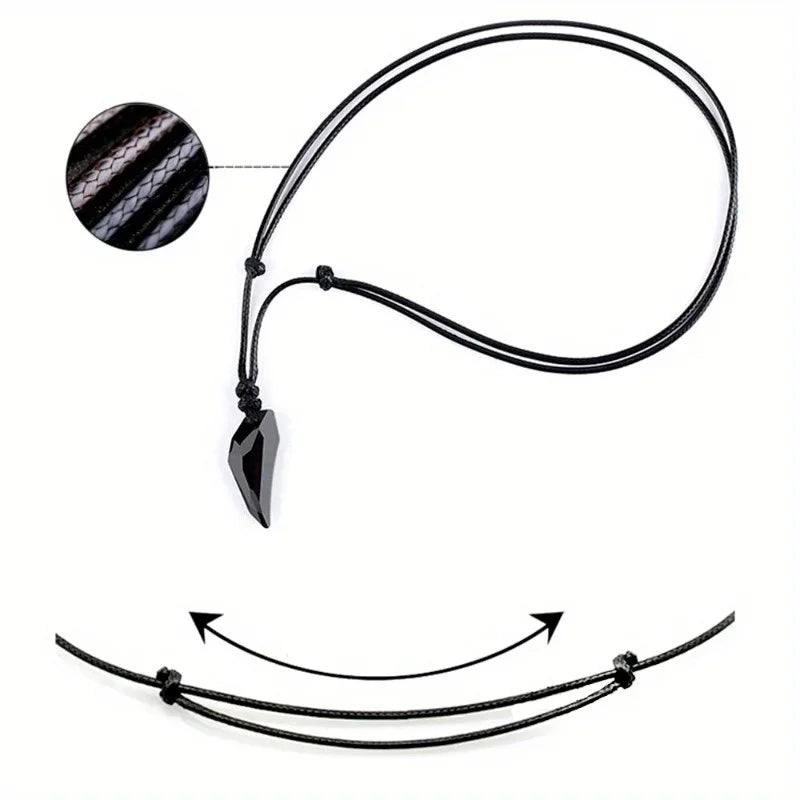 Kaulakoru, jossa on tekohampaan riipus