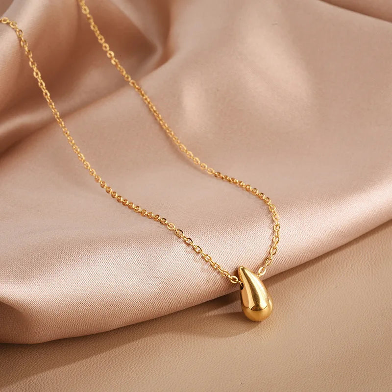 Ohut kaulakoru vesipisaran riipuksella kulta