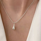 Hieno vesipisaran muotoinen hopeoitu riipuskaulakoru