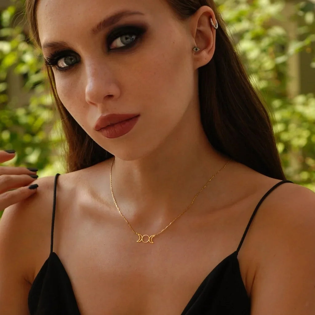 Naisille tarkoitettu kaulakoru, jossa on kolminkertainen kuu, noituus, wicca