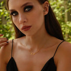 Naisille tarkoitettu kaulakoru, jossa on kolminkertainen kuu, noituus, wicca