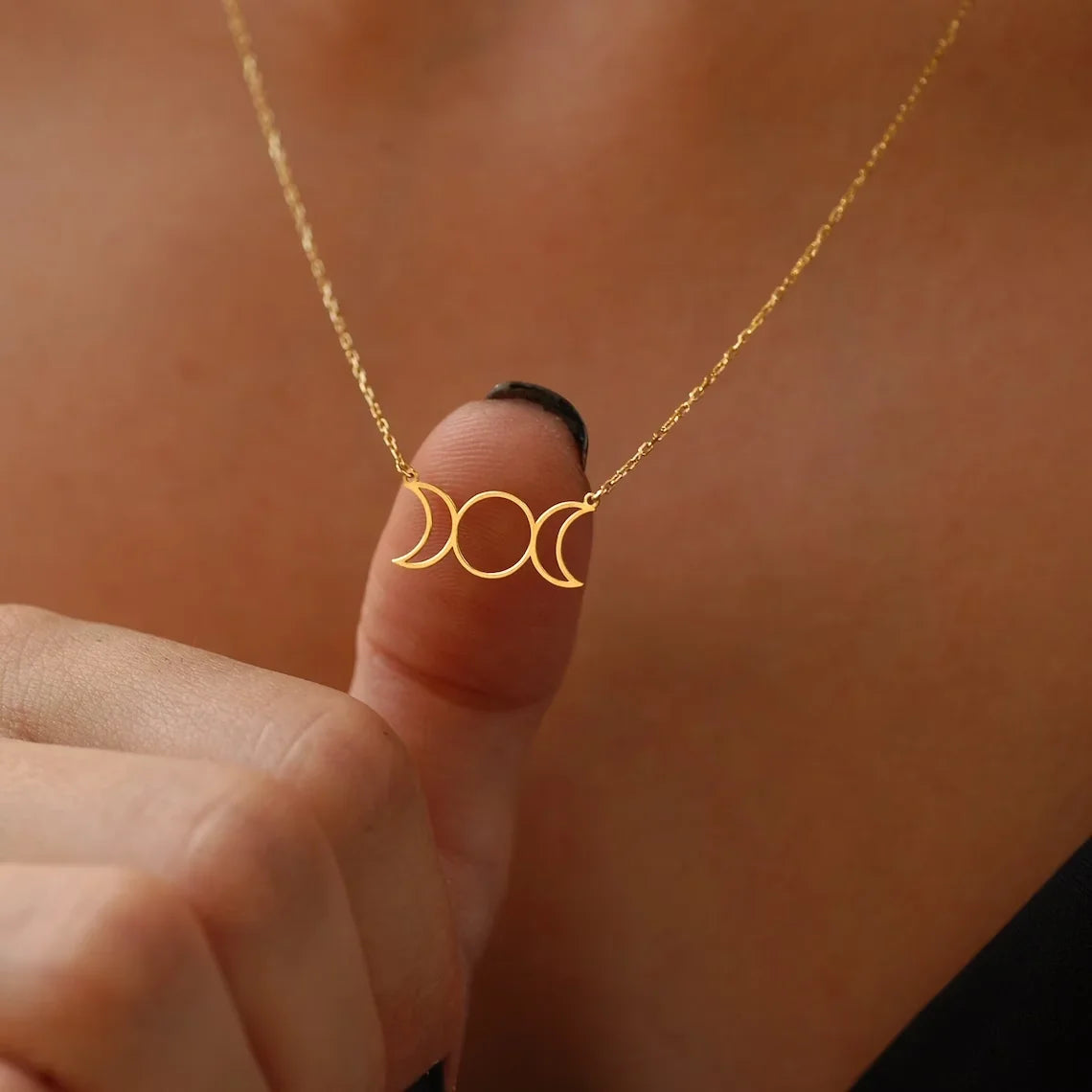 Naisille tarkoitettu kaulakoru, jossa on kolminkertainen kuu, noituus, wicca