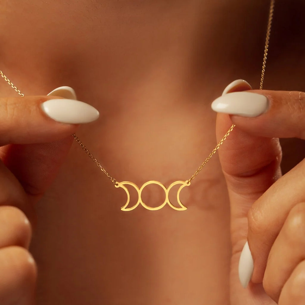 Naisille tarkoitettu kaulakoru, jossa on kolminkertainen kuu, noituus, wicca