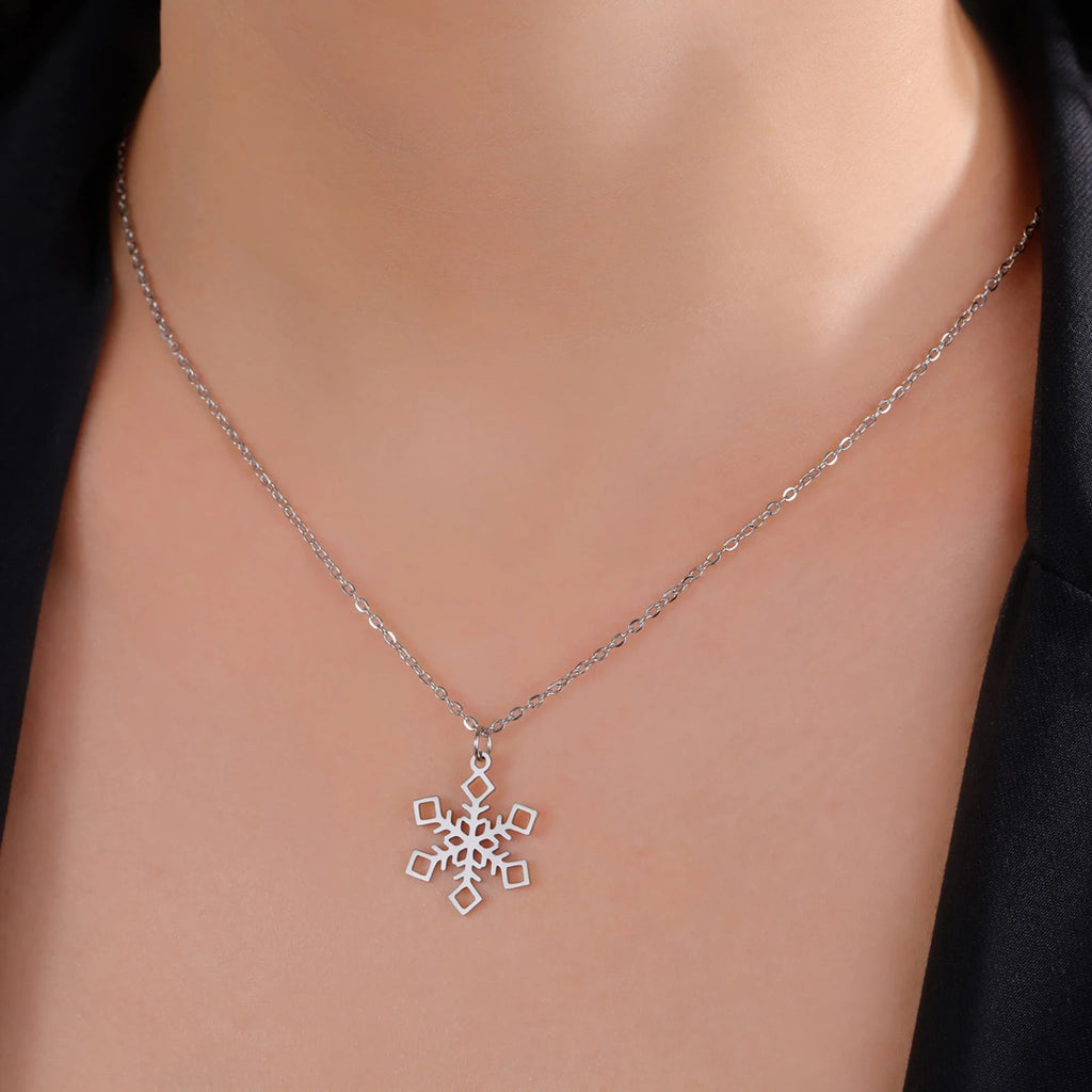 Kaulakoru talven lumihiutale-riipuksella hopea