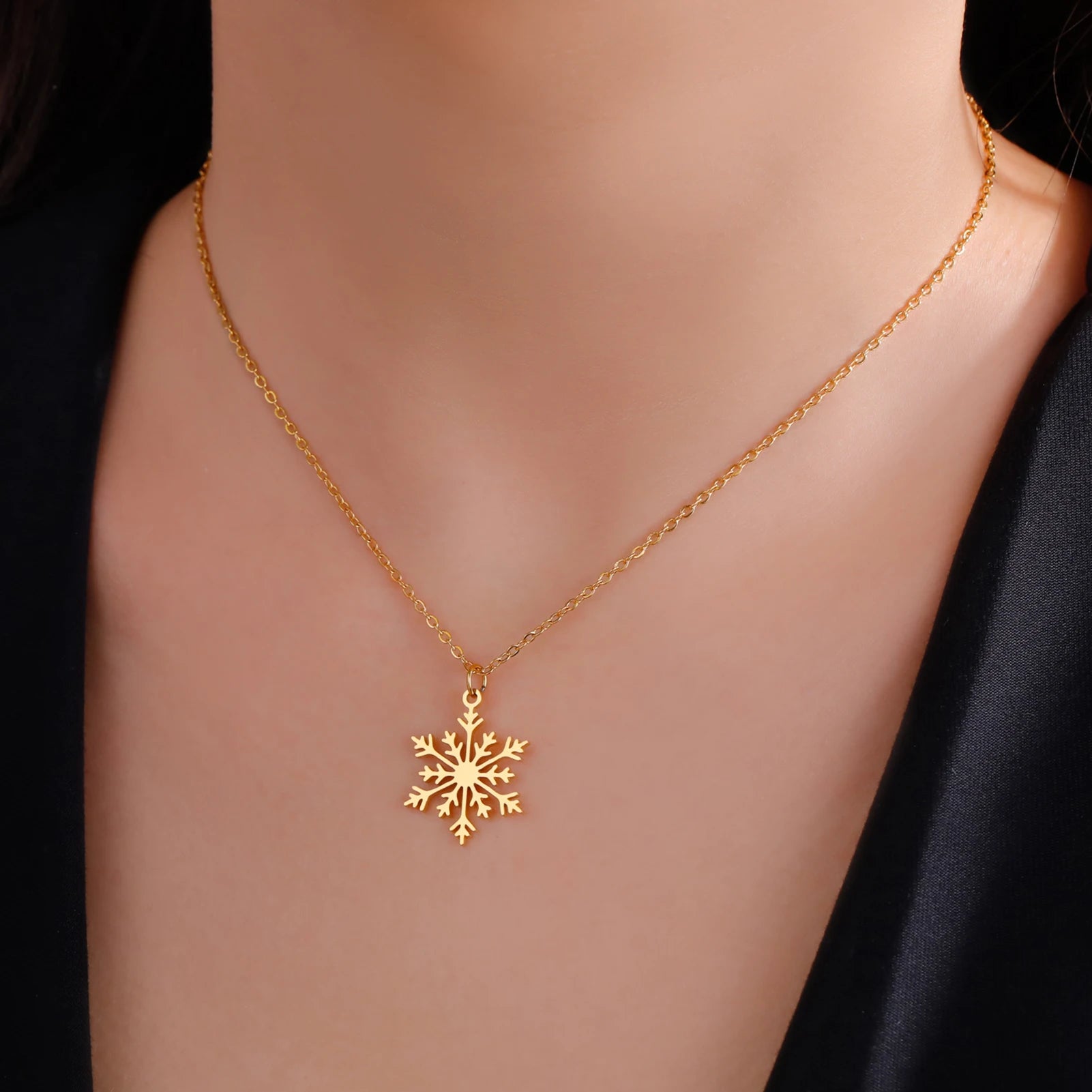 Kultainen talven lumihiutale-riipuskaulakoru