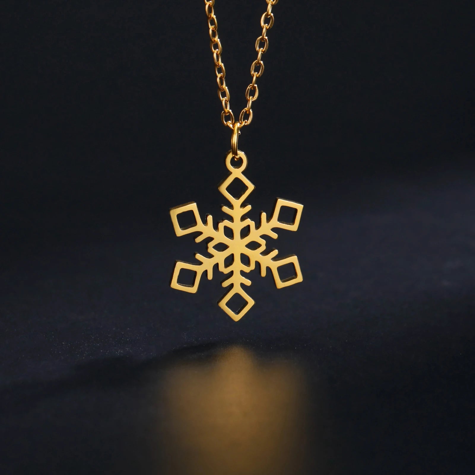 Kaulakoru talven lumihiutale-riipuksella kulta