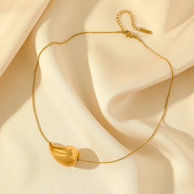 Kultainen vesipisaran riipuskaulakoru tyyli 2