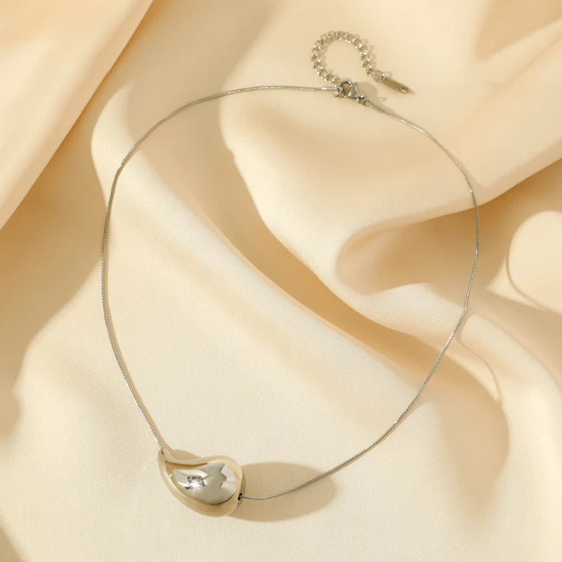 Hopeinen vesipisaran riipuskaulakoru tyyli 2