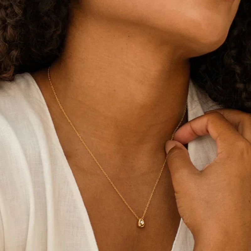 Vesipisaran riipuskaulakoru zirkonipärjällä kullassa