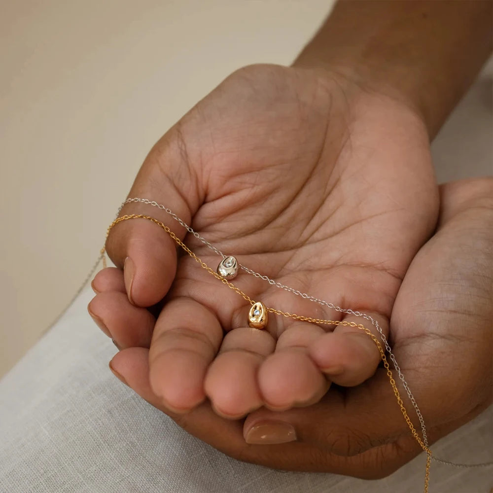 Vesipisaran riipuskaulakoru zirkonipärjällä hopeassa