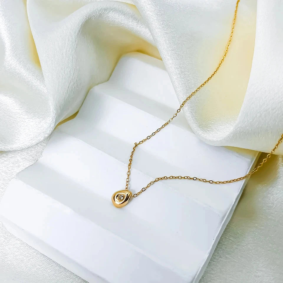 Vesipisaran riipuskaulakoru zirkonipärjällä kullassa