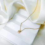 Vesipisaran riipuskaulakoru zirkonipärjällä kullassa