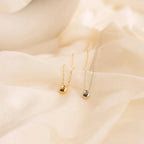 Vesipisaran riipuskaulakoru zirkonipärjällä hopeassa