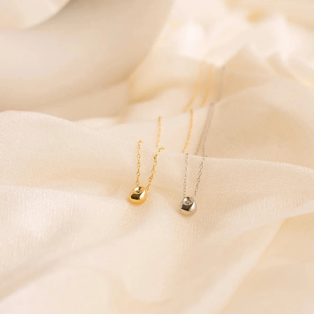 Vesipisaran riipuskaulakoru zirkonipärjällä hopeassa