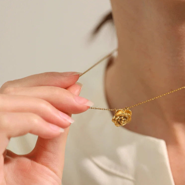Kaulakoru iso kultainen ruusukukka