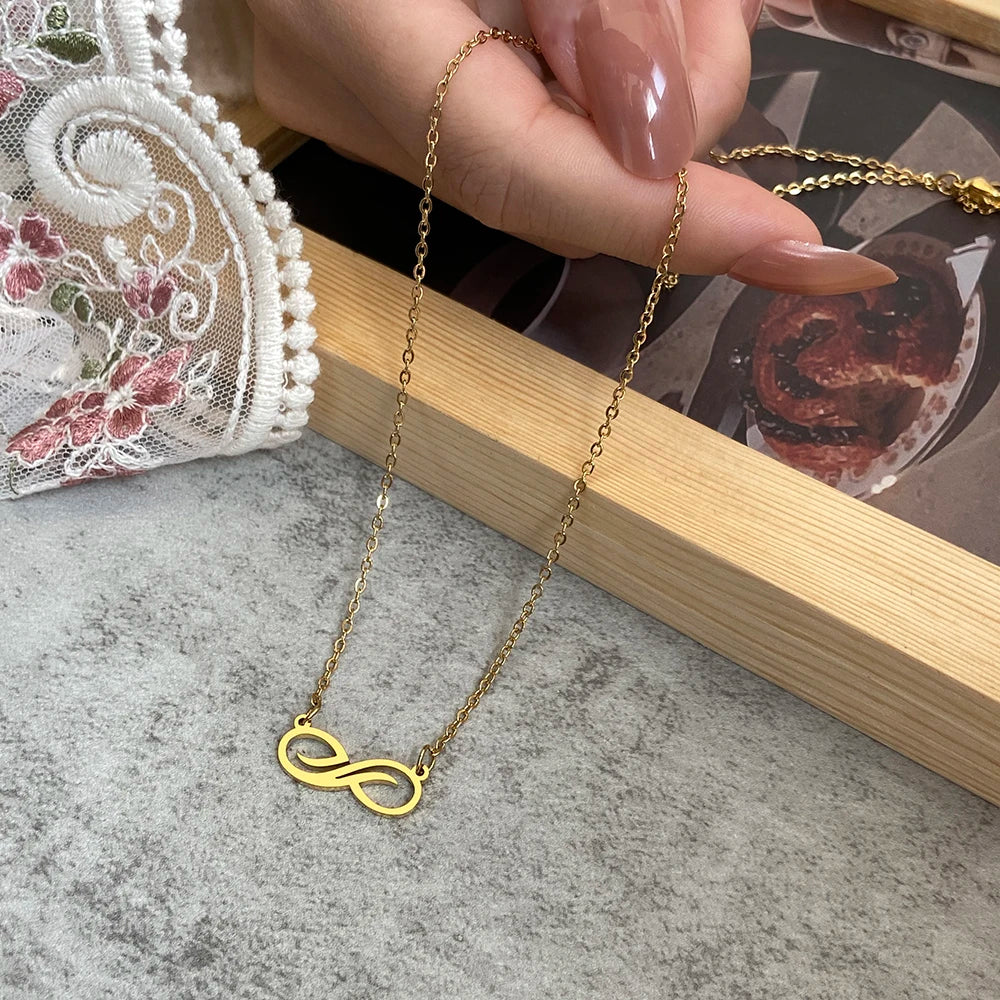 Naisten kullanvärinen äärettömyys-riipus kaulakoru