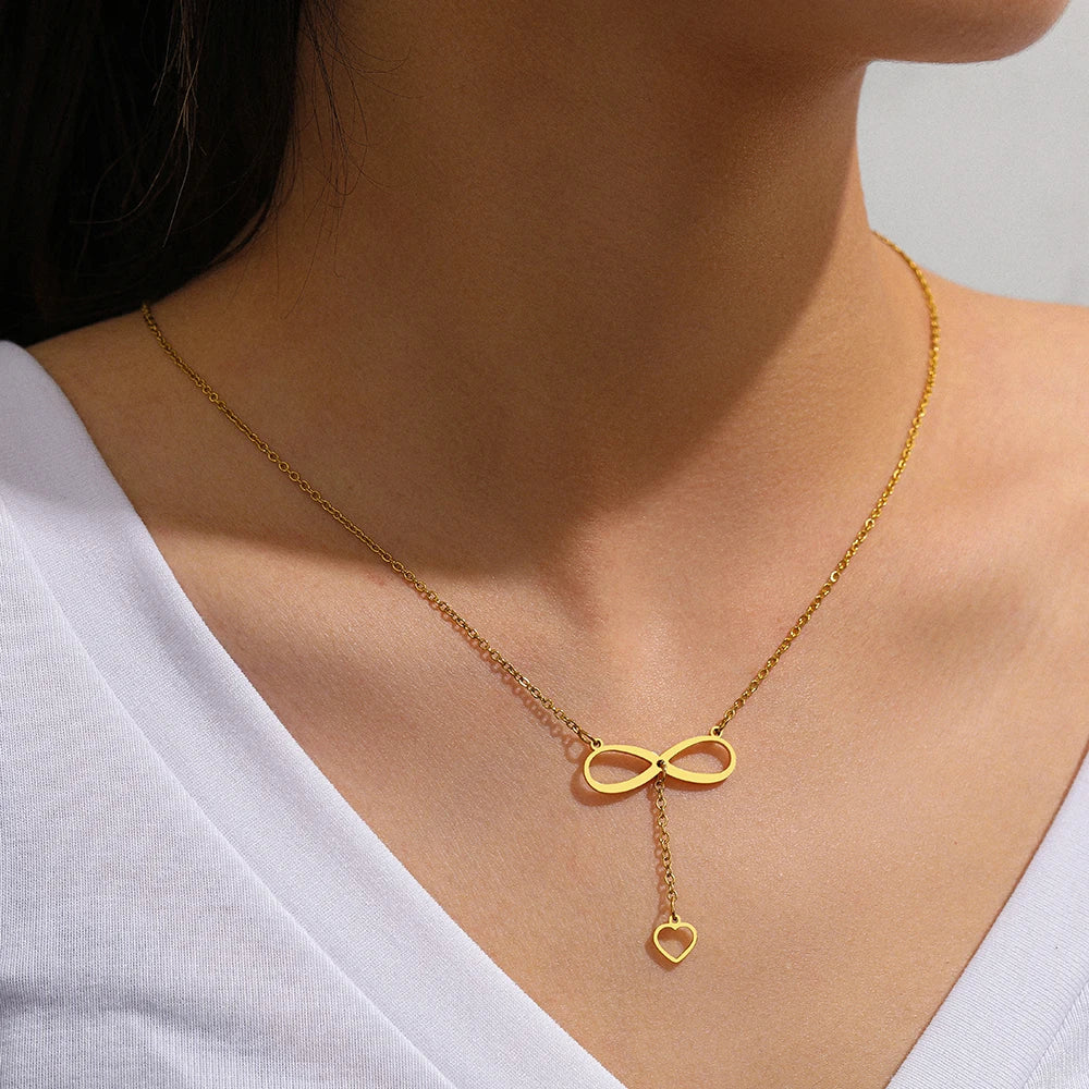 Kaulakoru, jossa äärettömyys- ja sydänriipus kulta