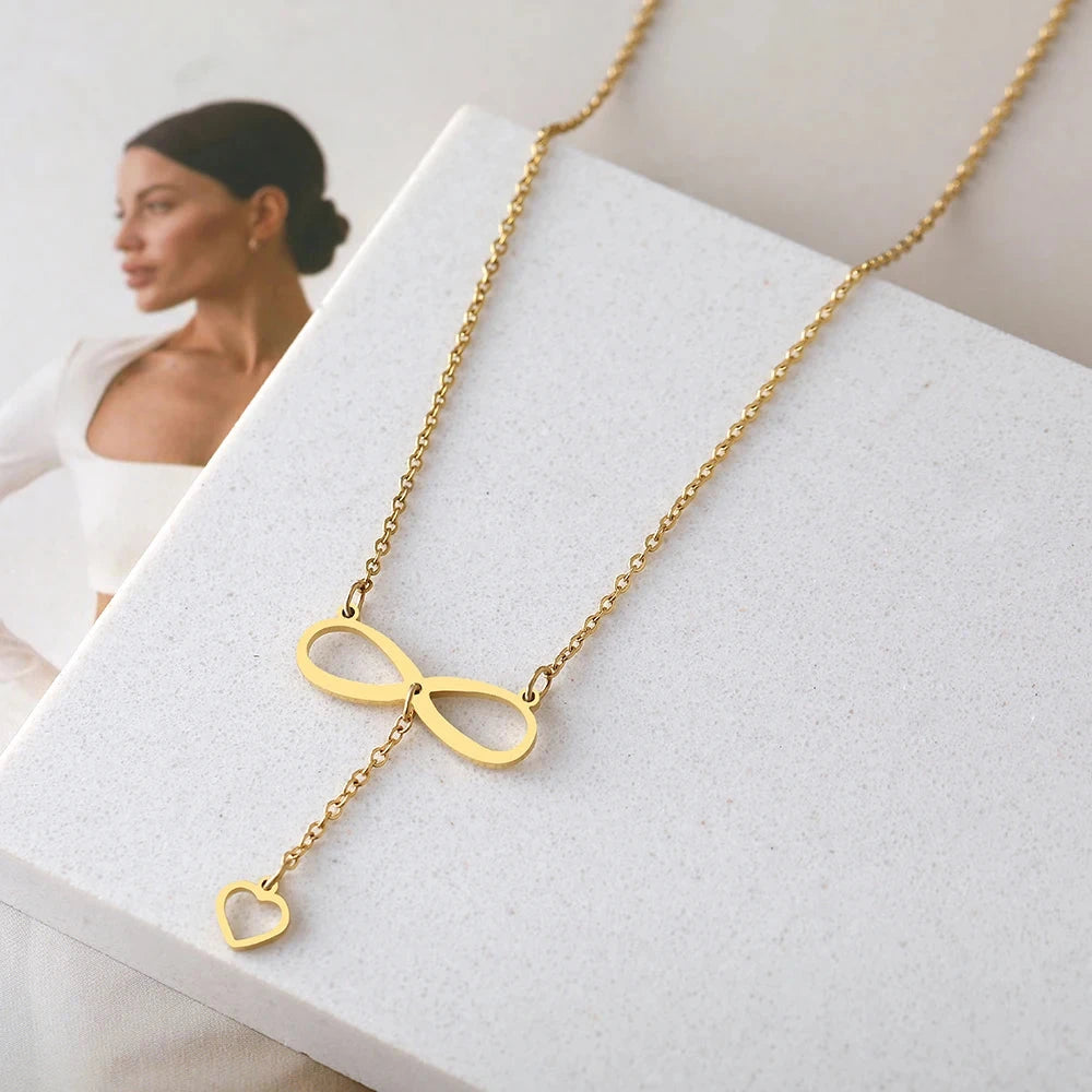 Kaulakoru, jossa äärettömyys- ja sydänriipus kulta