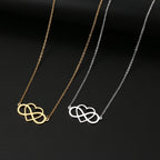 Naisille suunnattu rannekoru, jossa on äärettömyys- ja sydänriipus hopeana