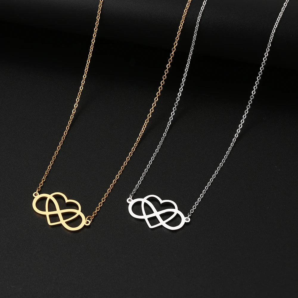 Naisille suunnattu rannekoru, jossa on äärettömyys- ja sydänriipus hopeana