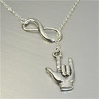 Ikuisuus-riipus ja käsi