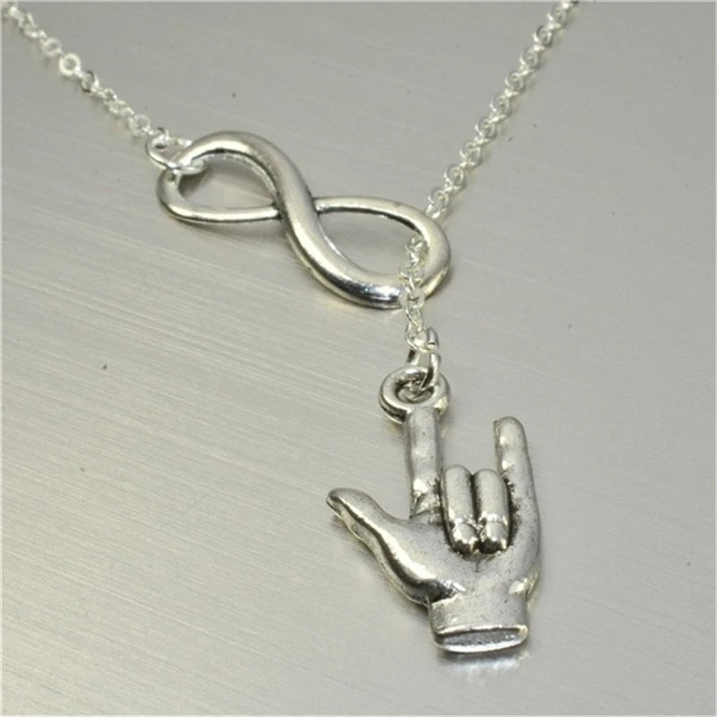 Ikuisuus-riipus ja käsi