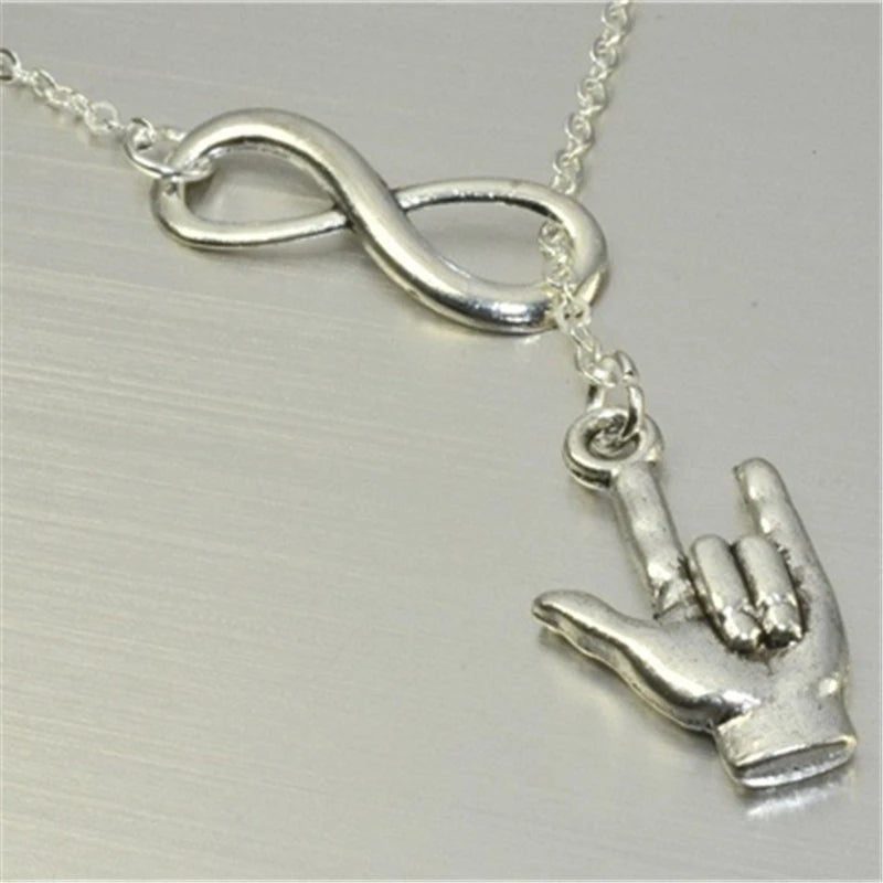 Ikuisuus-riipus ja käsi