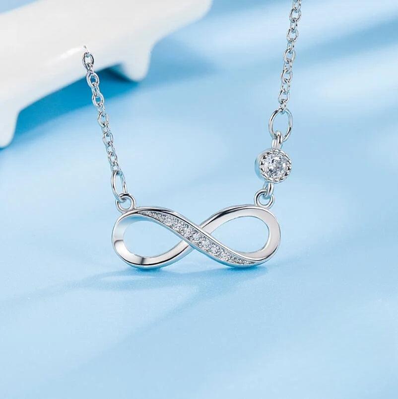 Naisille suunnattu hopeinen ikuisuuden zirkonriipuskaulakoru