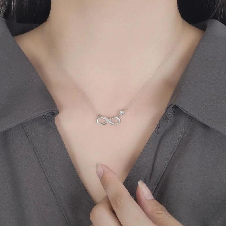 Naisille suunnattu hopeinen ikuisuuden zirkonriipuskaulakoru