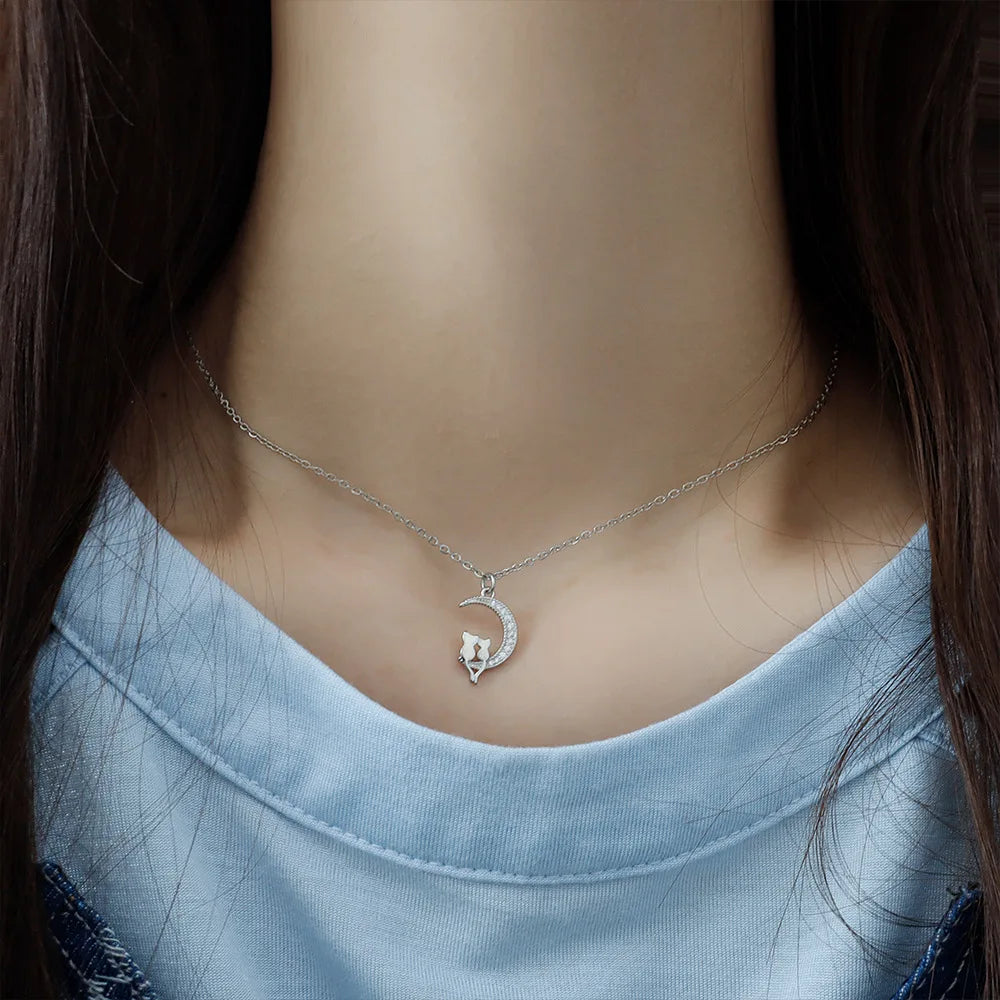 Kuu- ja kissariipus kaulakorussa, jossa kristalli