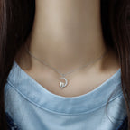 Kuu- ja kissariipus kaulakorussa, jossa kristalli