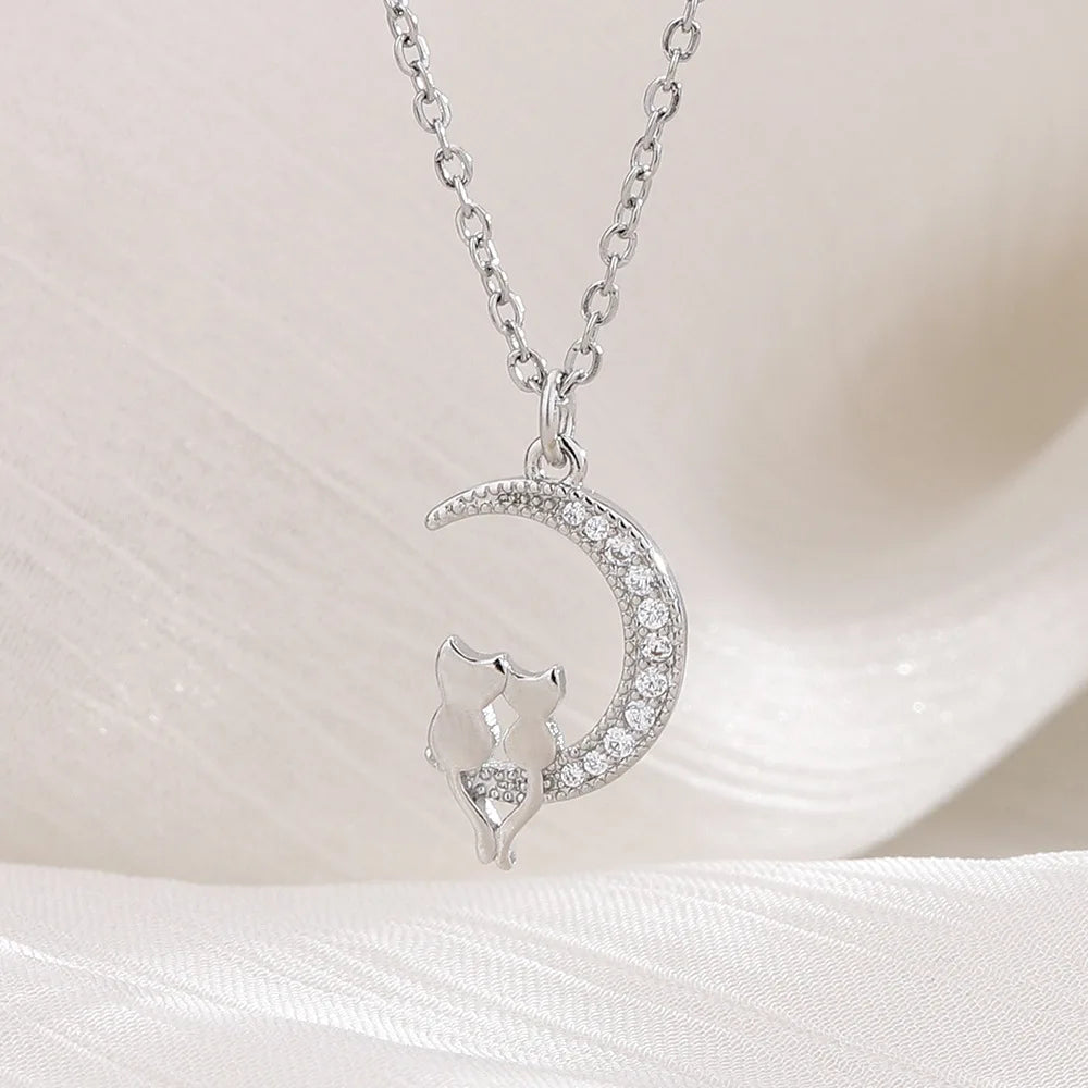 Kuu- ja kissariipus kaulakorussa, jossa kristalli