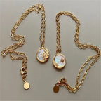 Kaulakoru, jossa on pyöreä kuu- tai aurinkariipus