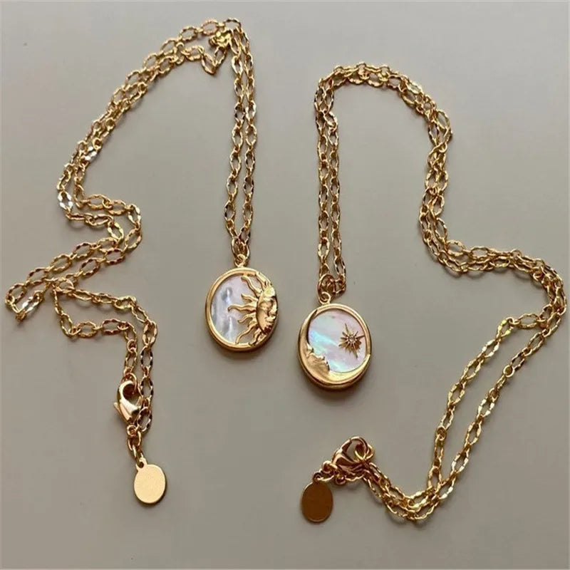 Kaulakoru, jossa on pyöreä kuu- tai aurinkariipus