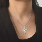 Riipuskaulakoru Om Buddhalaisuus hopea