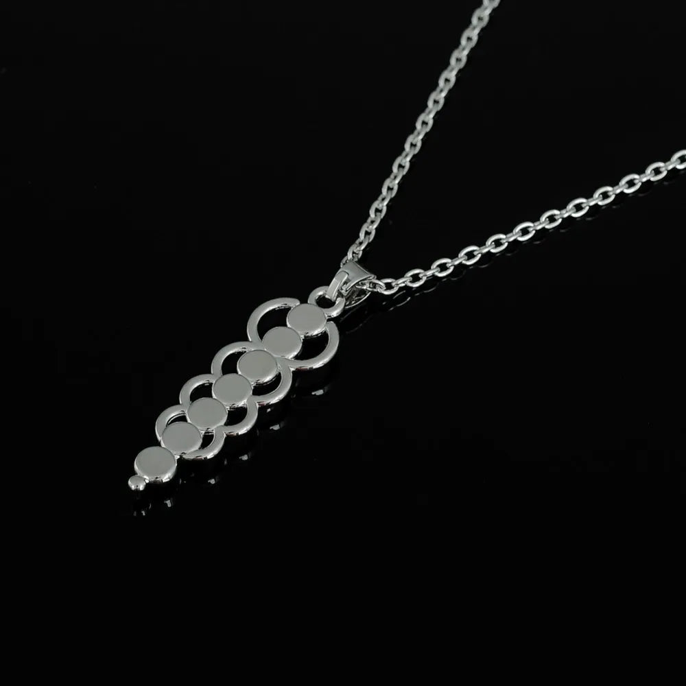 Naisille tarkoitettu 7 chakran kiviriipuskaulakoru