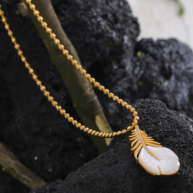 Sulkapendantti kaulakorussa, jossa zirkonia