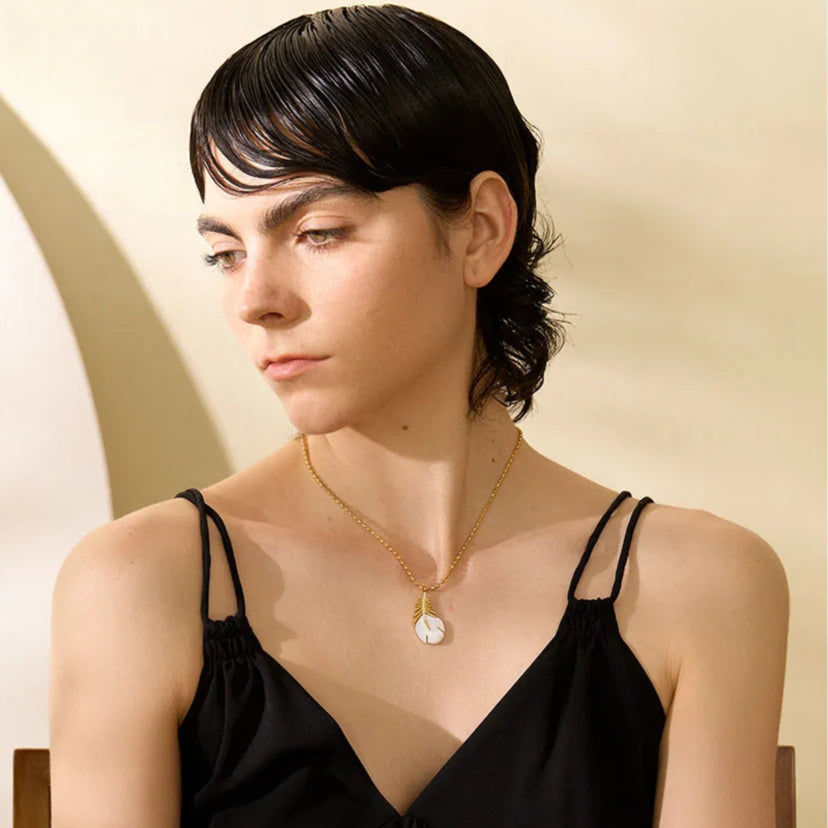 Sulkapendantti kaulakorussa, jossa zirkonia