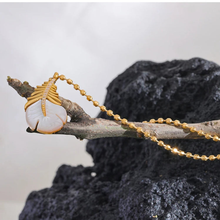 Sulkapendantti kaulakorussa, jossa zirkonia