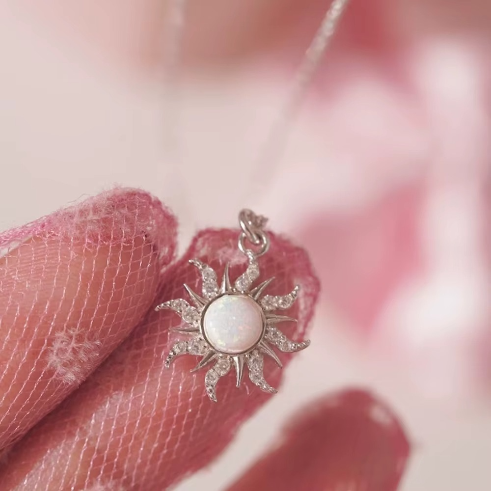 Aurinkoriipus kaulakoru hopeisilla strasseilla