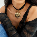 Vintage-aurinkoriipus kaulakorussa