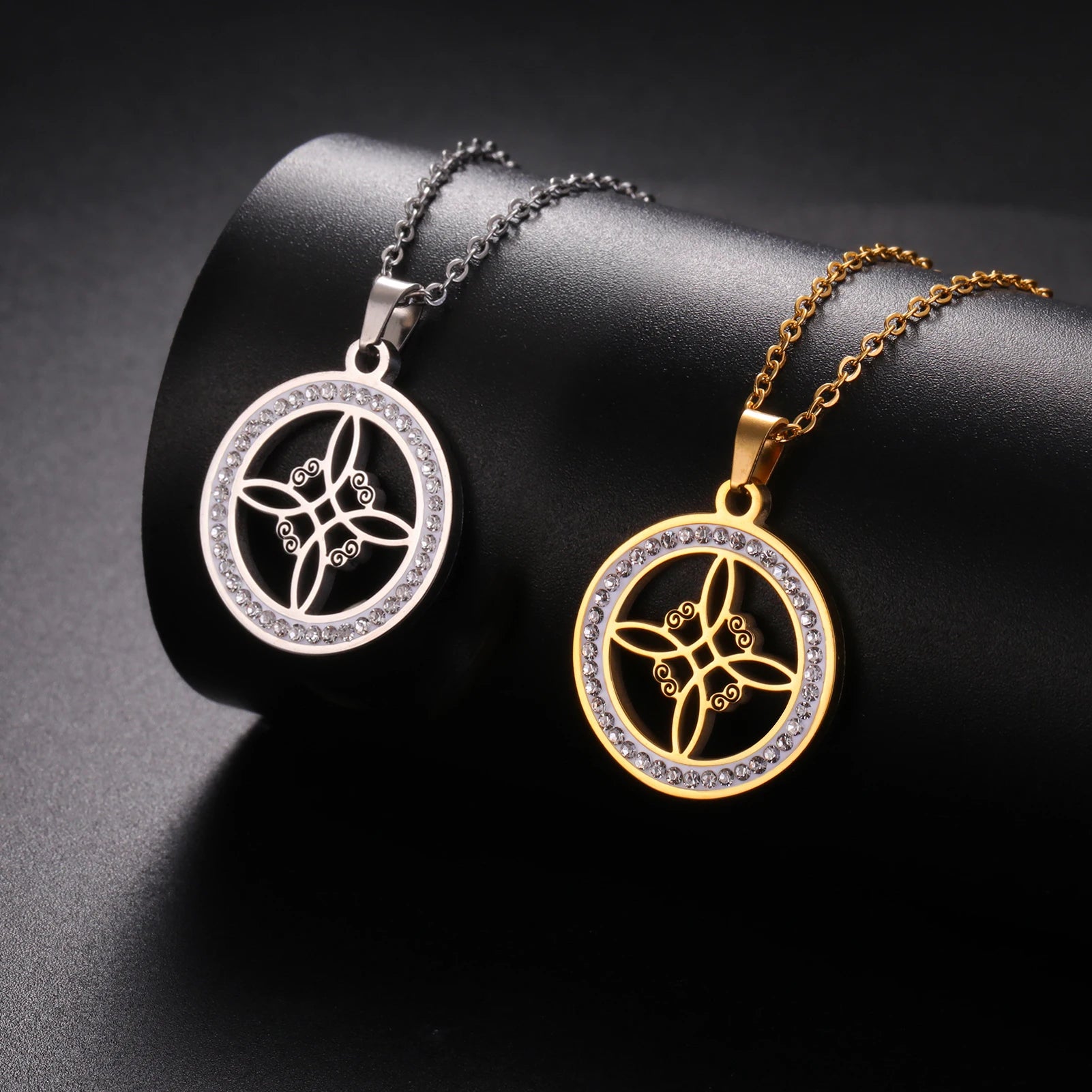 Wiccan-riipuskaulakoru Noidan solmu Suojelusamulet hopeaa