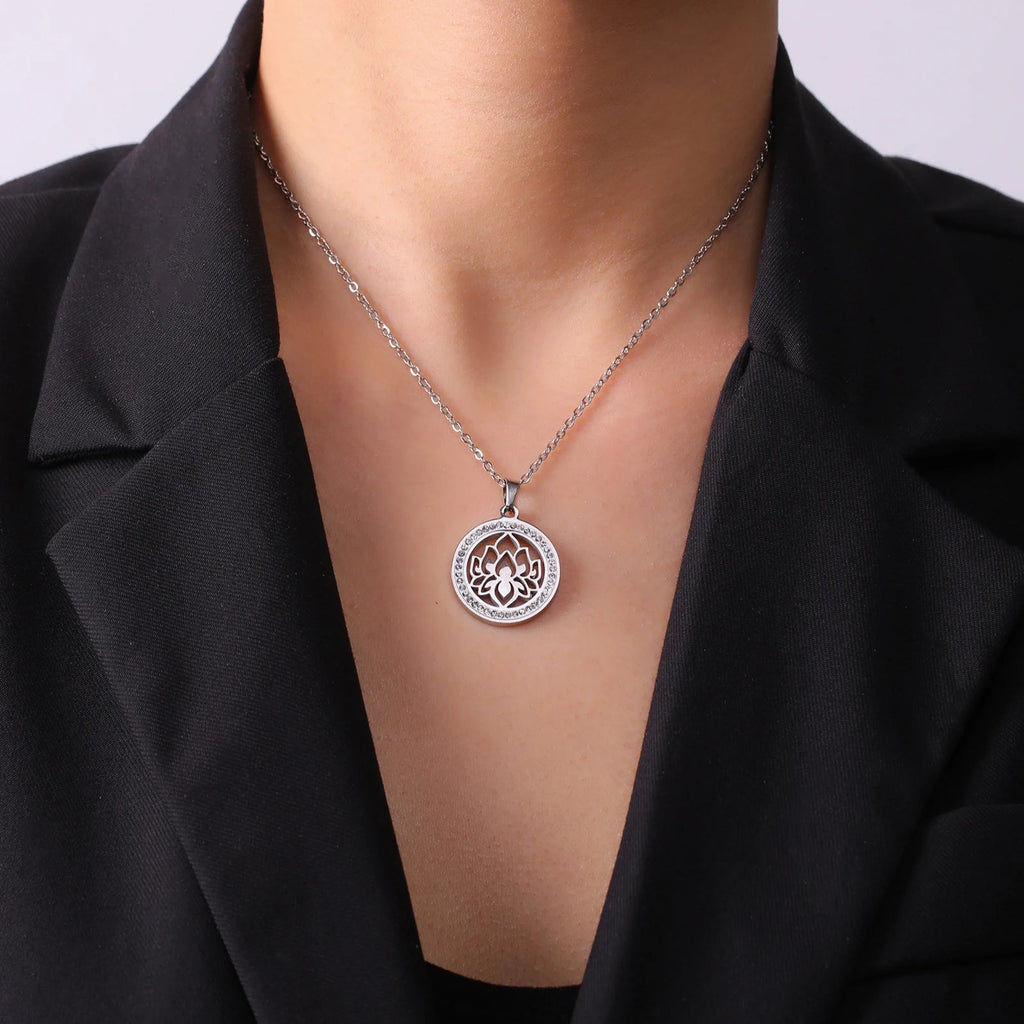 Naisten zen-riipuskaulakoru, hopeinen lootuskukka