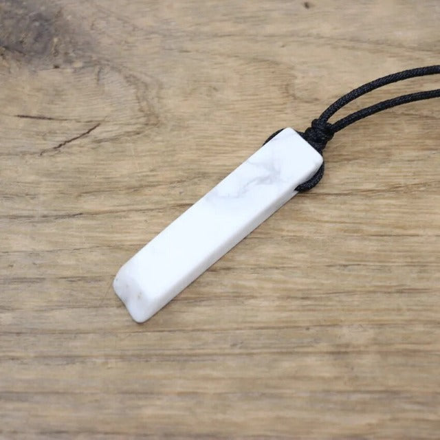 Luonnonkivinen parantava kaulakoru litoterapiassa valkoinen turkoosi