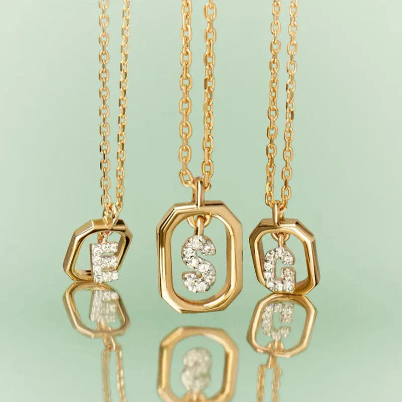 Naisten kaulakoru kuusikulmaisella alkukirjainriipuksella